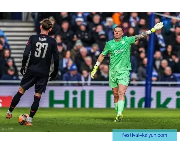 英超维拉在欧联小组赛中状态回暖，备受关注