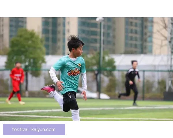 足球新星近期表现稳健，荣誉收获持续提升